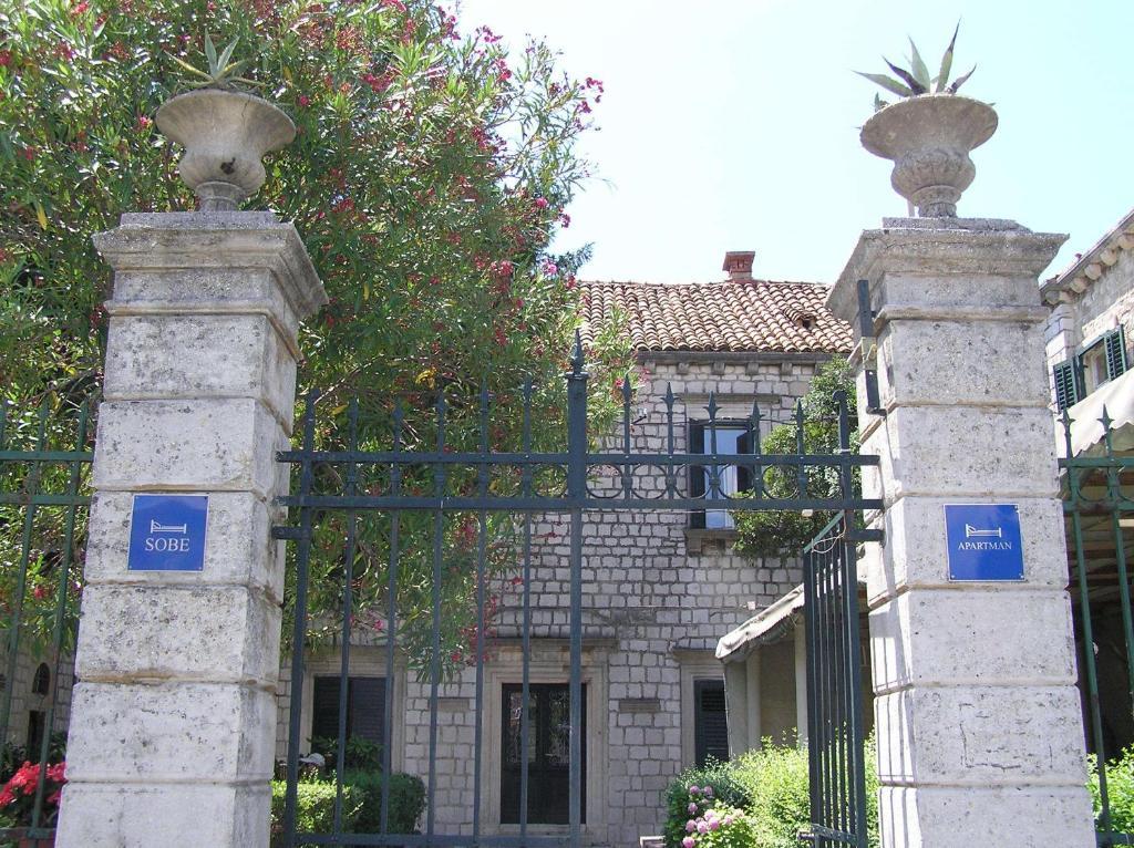 Elly Dubrovnik